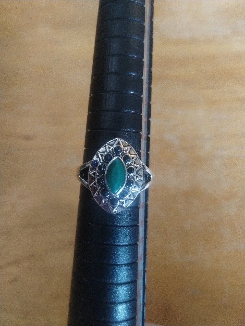 New Size 8.5 Vintage Style Green & Black Fashion Ring Silver Tone Statement
